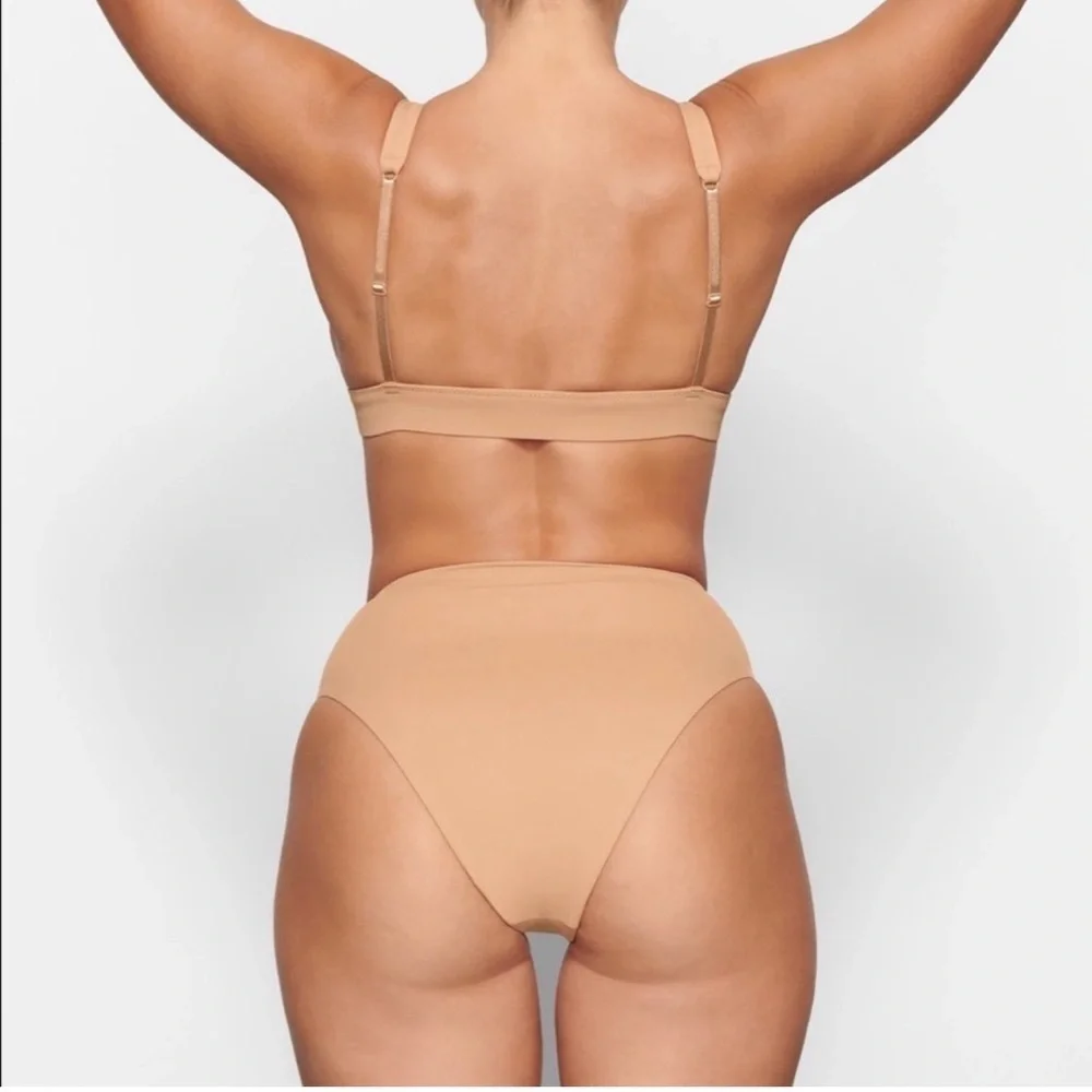 SKIMS Swim Plunge Bikini Top Size 4X Almond